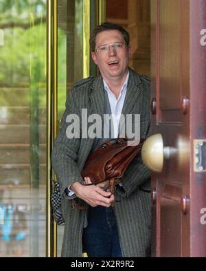 London, England, Großbritannien. April 2024. ROB BLACKIE, Kandidat des Londoner Bürgermeisters der Liberal Democrat Party, verlässt das Studio der LBC nach der Londoner Bürgermeisterdebatte. (Kreditbild: © Tayfun Salci/ZUMA Press Wire) NUR REDAKTIONELLE VERWENDUNG! Nicht für kommerzielle ZWECKE! Stockfoto