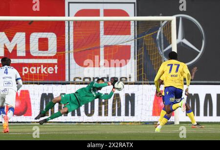 Sint Truiden, Belgien. April 2024. Aboubakary Koita verpasst einen Elfmeter während eines Fußballspiels zwischen Sint-Truidense VV und KAA Gent am Dienstag, den 23. April 2024 in Sint-Truiden, am 5. Tag (von 10) der Europa-Play-offs der ersten Liga der Jupiler Pro League 2023-2024. BELGA PHOTO VIRGINIE LEFOUR Credit: Belga News Agency/Alamy Live News Stockfoto