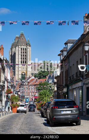 Noyon, Frankreich - 09. September 2020: Die Kathedrale Notre-Dame von Noyon ist eine katholische Kirche im Stadtzentrum. Stockfoto