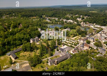 Pierrefonds, Frankreich - 26. Mai 2020: Luftaufnahme der Stadt Pierrefonds im Département Oise, in der Region Hauts-de-France, im Süden Stockfoto