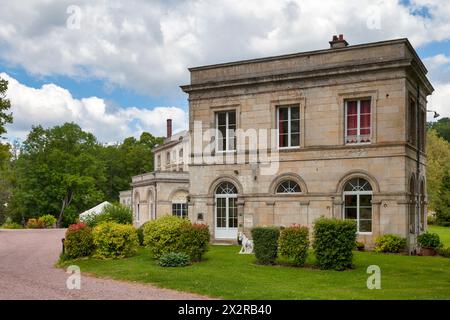 Pierrefonds, Frankreich - 25. Mai 2020: Die Domaine des Thermes ist ein Empfangsbereich am See in den alten Gebäuden der städtischen Thermen Stockfoto