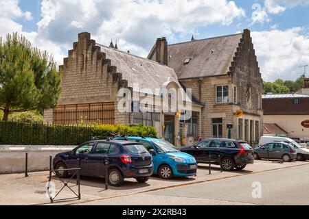 Pierrefonds, Frankreich - 25. Mai 2020: Das alte Postamt vor dem See. Stockfoto