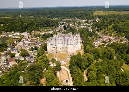 Pierrefonds, Frankreich – 26. Mai 2020: Das Pierrefonds Castle ist eine imposante Burg im Département Oise in der Region Hauts-de-France Stockfoto