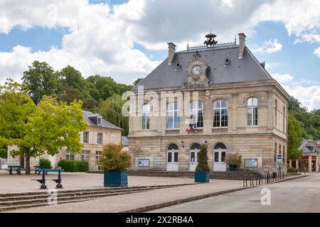 Pierrefonds, Frankreich - 25. Mai 2020: Das Rathaus vor dem See. Stockfoto