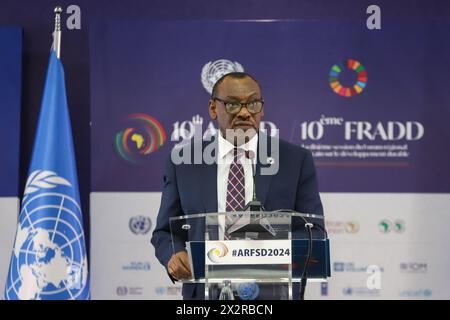 Addis Abeba, Äthiopien. April 2024. Claver Gatete, Exekutivsekretär der Wirtschaftskommission der Vereinten Nationen für Afrika (UNECA), spricht bei der Eröffnung des 10. Afrika-Regionalforums für nachhaltige Entwicklung in Addis Abeba, Äthiopien, am 23. April 2024. Die zunehmende Belastung der Staatsverschuldung durch klimabedingte Katastrophen und der schrumpfende haushaltspolitische Spielraum aufgrund des steigenden Finanzierungsbedarfs haben Afrika an einen Scheideweg gebracht, sagte Claver Gatete, Exekutivsekretär der Wirtschaftskommission der Vereinten Nationen für Afrika (UNECA). Quelle: Michael Tewelde/Xinhua/Alamy Live News Stockfoto