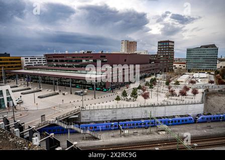 MALMÖ 2024-04-23eine Übersicht über die Malmö Arena in Hyllie und einen Zug am Bahnsteig am Bahnhof Hyllie am 23. April 2024. Der Eurovision Song Contest ( Stockfoto