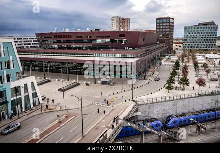 MALMÖ 2024-04-23eine Übersicht über die Malmö Arena in Hyllie und einen Zug am Bahnsteig am Bahnhof Hyllie am 23. April 2024. Der Eurovision Song Contest ( ESC ) findet vom 4. Bis 11. Mai in der Malmö Arena statt. Foto: Johan Nilsson/TT/Code 50090 Credit: TT News Agency/Alamy Live News Stockfoto