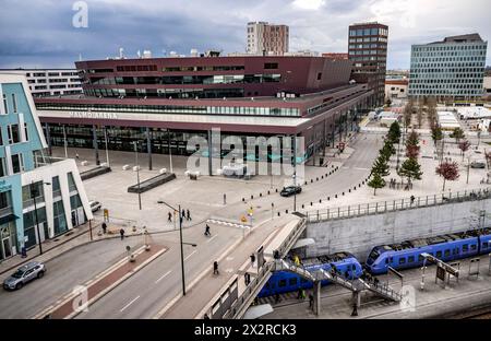 MALMÖ 2024-04-23eine Übersicht über die Malmö Arena in Hyllie und einen Zug am Bahnsteig am Bahnhof Hyllie am 23. April 2024. Der Eurovision Song Contest ( Stockfoto