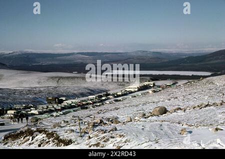 Parkplatz des Skigebietes Cairngorm in der Nähe von Aviemore, Schottland. 14. Februar 1966. Mit vielen Autos dieser Zeit. Stockfoto