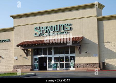 Santa Clarita, CA, USA - 19. April 2024: Der Ladeneingang und das Logo einer Sprossen Farmers Market Supermarktkette sind abgebildet. Stockfoto