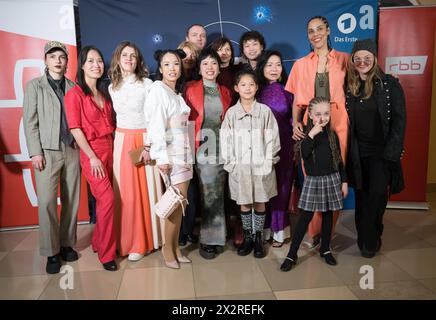 Berlin, Deutschland. April 2024. Die Besetzung des Berliner Tatorts „am Tag der wandernden Seelen“ vor der Premiere. Quelle: Sebastian Christoph Gollnow/dpa/Alamy Live News Stockfoto