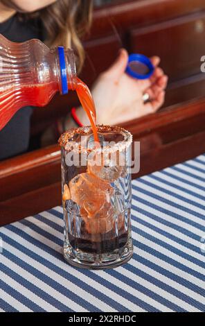 Bereiten Sie sich darauf vor, eine köstliche Bloody mary zu probieren, um sich in dieser heißen Jahreszeit abzukühlen. Stockfoto