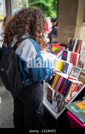 Das Buch steht auf dem Paseo Independencia während der Feier des Heiligen Georgs (San Jorge) in Saragossa, Aragonien, Spanien Stockfoto