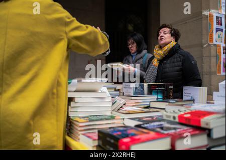 Das Buch steht auf dem Paseo Independencia während der Feier des Heiligen Georgs (San Jorge) in Saragossa, Aragonien, Spanien Stockfoto