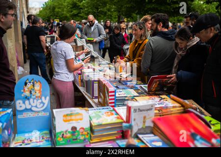 Das Buch steht auf dem Paseo Independencia während der Feier des Heiligen Georgs (San Jorge) in Saragossa, Aragonien, Spanien Stockfoto