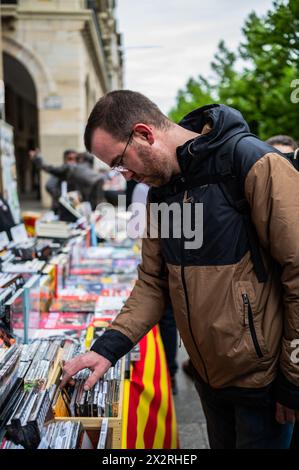 Das Buch steht auf dem Paseo Independencia während der Feier des Heiligen Georgs (San Jorge) in Saragossa, Aragonien, Spanien Stockfoto