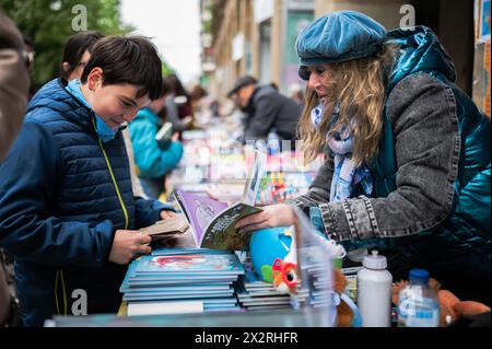 Das Buch steht auf dem Paseo Independencia während der Feier des Heiligen Georgs (San Jorge) in Saragossa, Aragonien, Spanien Stockfoto