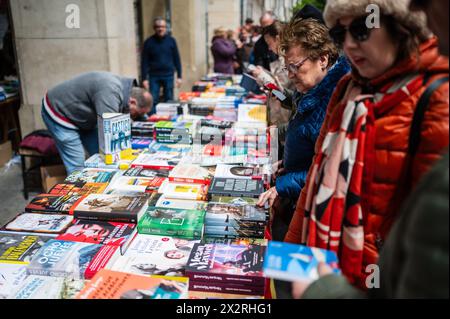 Das Buch steht auf dem Paseo Independencia während der Feier des Heiligen Georgs (San Jorge) in Saragossa, Aragonien, Spanien Stockfoto