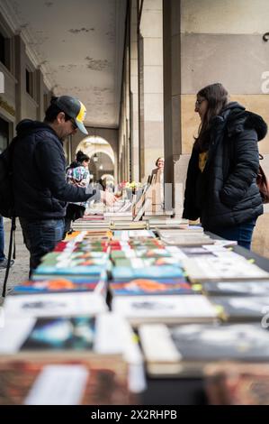 Das Buch steht auf dem Paseo Independencia während der Feier des Heiligen Georgs (San Jorge) in Saragossa, Aragonien, Spanien Stockfoto