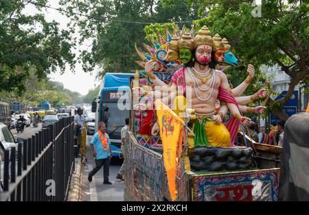 Neu-Delhi, Indien. April 2024. Ein Idol von Hanuman auf einem Trolley, der während der Hanuman Jayanti-Prozession am Connaught Place gesehen wurde. Hanuman Jayanti ist ein hinduistisches Festival, das die Geburt von Lord Hanuman feiert, einer der verehrtesten Gottheiten im Hinduismus. (Credit Image: © Pradeep Gaur/SOPA Images via ZUMA Press Wire) NUR REDAKTIONELLE VERWENDUNG! Nicht für kommerzielle ZWECKE! Stockfoto