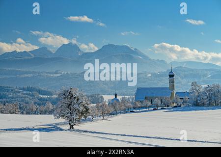 Kirche Wilparting zwischen Bäumen in der Nähe der bayerischen Alpen im Winter, Irschenberg, Oberbayern, Bayern, Deutschland Stockfoto