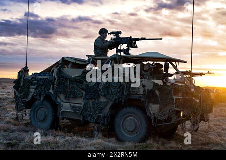 Drawsko Pomorskie, Polen. 24. Februar 2024. Britische Soldaten, die der 7. Leichten mechanischen Brigade Combat Team Patrouille in einem gepanzerten Fahrzeug des Schakals während der von Polen geführten Dragon-24-Militärübung auf dem Drawsko Training Ground am 24. Februar 2024 in Drawsko Pomorskie, Polen, zugewiesen wurden. Quelle: SFC Kyle Larsen/US Army Photo/Alamy Live News Stockfoto