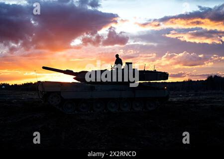 Drawsko Pomorskie, Polen. 24. Februar 2024. Ein Hauptkampfpanzer der polnischen Armee Leopard 2A5 mit der Warszawska Brygada wird während des Trainings Standfast Defender 24 am 24. Februar 2024 in Drawsko Pomorskie, Polen, von der aufgehenden Sonne umrahmt. Quelle: SFC Kyle Larsen/US Army Photo/Alamy Live News Stockfoto