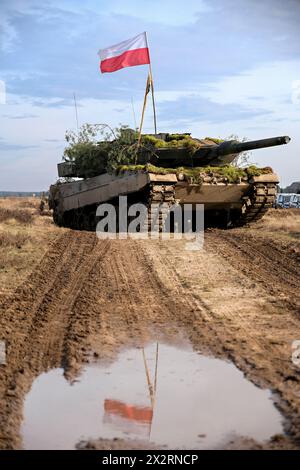 Drawsko Pomorskie, Polen. 25. Februar 2024. Ein Hauptkampfpanzer der polnischen Armee Leopard 2A5 während des Trainings Standfast Defender 24 auf dem Drawsko Trainingsplatz, 25. Februar 2024, in Drawsko Pomorskie, Polen. Quelle: SFC Kyle Larsen/US Army Photo/Alamy Live News Stockfoto