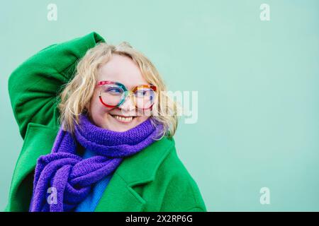 Glückliche reife Frau vor grünem Hintergrund Stockfoto