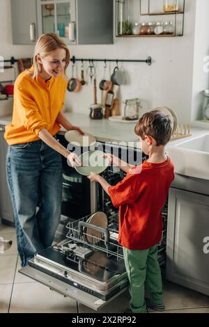 Mutter und Sohn waschen Geschirr in der Küche zu Hause Stockfoto