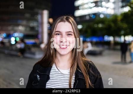 Glückliche, schöne junge Frau in der Nacht Stockfoto