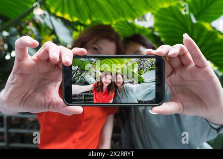 Freunde machen Selfie über das Smartphone Stockfoto