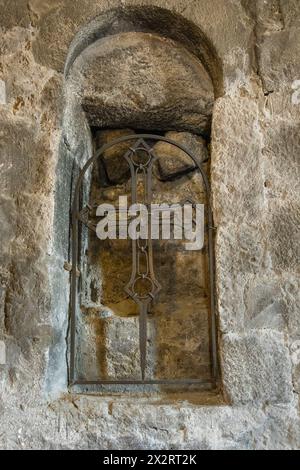 Sevan, Armenien - 2. September 2019. Das Innere des Sevanavank, des Sevanavank-Klosters, in Armenien. Klosterkomplex am Ufer des Sewan-Sees. Stockfoto