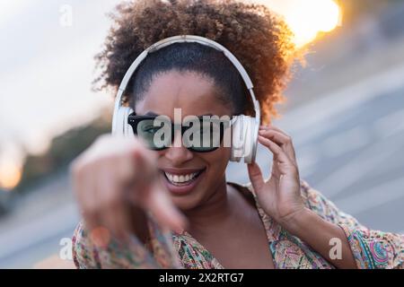 Glückliche Frau, die Musik hört und Spaß hat Stockfoto