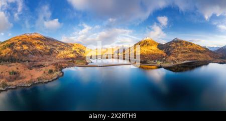 Großbritannien, Schottland, Luftpanorama der Clachan Duich Bridge auf der A87 Stockfoto