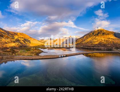 Großbritannien, Schottland, Luftaufnahme der Clachan Duich Bridge auf der A87 Stockfoto