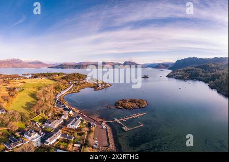 Großbritannien, Schottland, Plockton, aus der Vogelperspektive des Dorfes am Ufer von Loch Carron Stockfoto