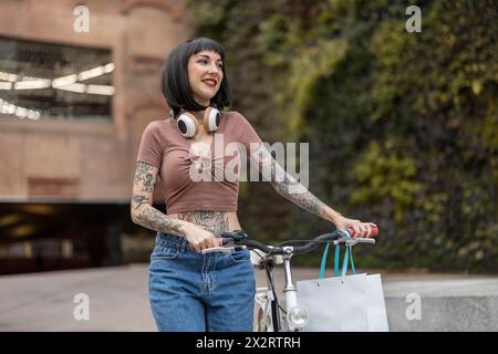 Besinnliche Frau, die mit dem Fahrrad läuft Stockfoto