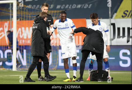 Sint Truiden, Belgien. April 2024. Gent’s Jorthy Mokio verlässt das Spielfeld, nachdem er sich bei einem Fußballspiel zwischen Sint-Truidense VV und KAA Gent am Dienstag, den 23. April 2024 in Sint-Truiden verletzt hat, am 5. Tag (von 10) der Europa Play-offs der ersten Liga der Jupiler Pro League 2023-2024 in der belgischen Meisterschaft. BELGA PHOTO VIRGINIE LEFOUR Credit: Belga News Agency/Alamy Live News Stockfoto