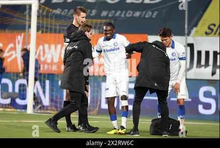 Sint Truiden, Belgien. April 2024. Gent’s Jorthy Mokio verlässt das Spielfeld, nachdem er sich bei einem Fußballspiel zwischen Sint-Truidense VV und KAA Gent am Dienstag, den 23. April 2024 in Sint-Truiden verletzt hat, am 5. Tag (von 10) der Europa Play-offs der ersten Liga der Jupiler Pro League 2023-2024 in der belgischen Meisterschaft. BELGA PHOTO VIRGINIE LEFOUR Credit: Belga News Agency/Alamy Live News Stockfoto