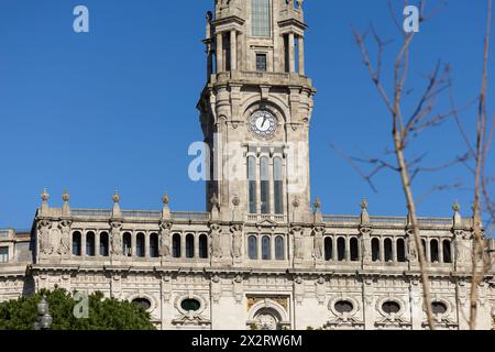 Detail des Uhrenturms im Rathaus von Porto. Stadtzentrum von Porto in Portugal Stockfoto