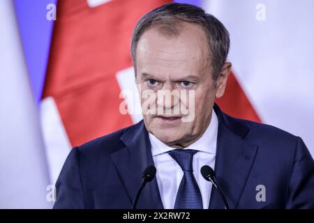 Premierminister Polens Donald Tusk spricht mit den Medien als Premierminister des Vereinigten Königreichs Rishi Sunak am 23. April 2024 Warschau, die Hauptstadt Polens, zu bilateralen Gesprächen im Kanzleramt des Premierministers in der Ujazdowska-Straße besucht. Stockfoto