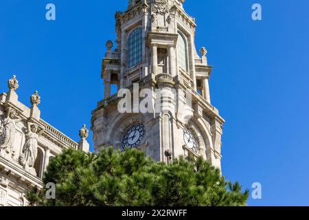 Detail des Uhrenturms im Rathaus von Porto. Stadtzentrum von Porto in Portugal Stockfoto