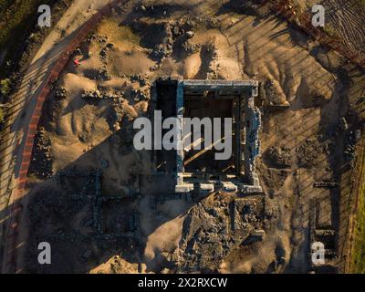 Blick von oben nach unten auf die Ruinen des Centum Cellas Tower. Comeal da Torre, Belmonte, Castelo Branco, Portugal. Stockfoto