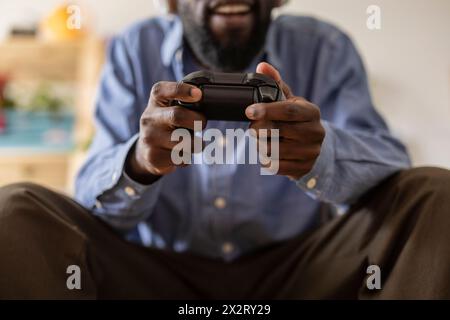 Nicht binäre Person, die den Controller hält und zu Hause Videospiele spielt Stockfoto