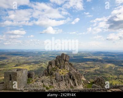 Aus der Vogelperspektive auf die grüne Landschaft vom Schloss in Monsanto in Portugal. Idanha-a-Nova, Castelo Branco, Portugal Stockfoto