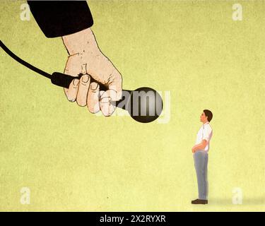 Mann, der in einem übergroßen Mikrofon vor gelbem Hintergrund spricht Stockfoto