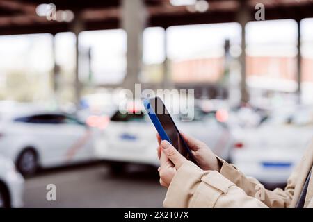 Hände einer Frau, die ein Smartphone hält Stockfoto