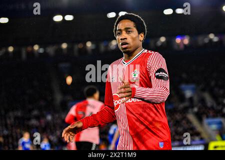 King Power Stadium, Leicester, Großbritannien. April 2024. EFL Championship Football, Leicester City gegen Southampton; Kyle Walker-Peters von Southampton Credit: Action Plus Sports/Alamy Live News Stockfoto