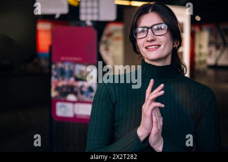 Lächelnde Geschäftsfrau mit Brille im Café Stockfoto